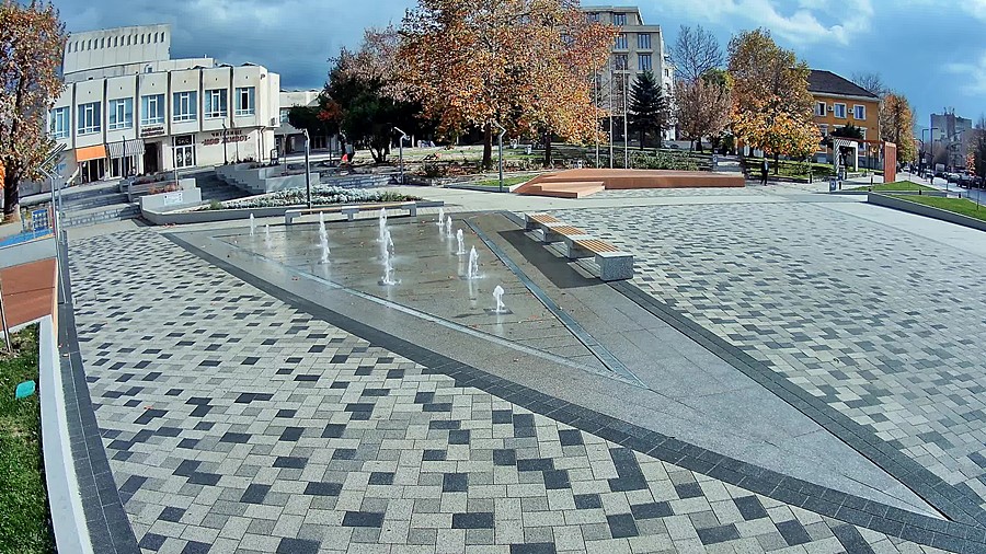 Момчилград времето уеб камера център, площад, фонтан, читалище НЧ 'Нов живот', сцена, трафик улица 'Гюмюрджинска', парк, kamerite Free-WebCamBG