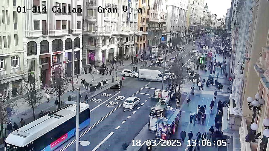 Мадрид времето уеб камера търговска улица 'Гран Вия' ('Gran Vía') при метростанция 'Каляо' ('Callao'), Испания, kamerite Free-WebCamBG